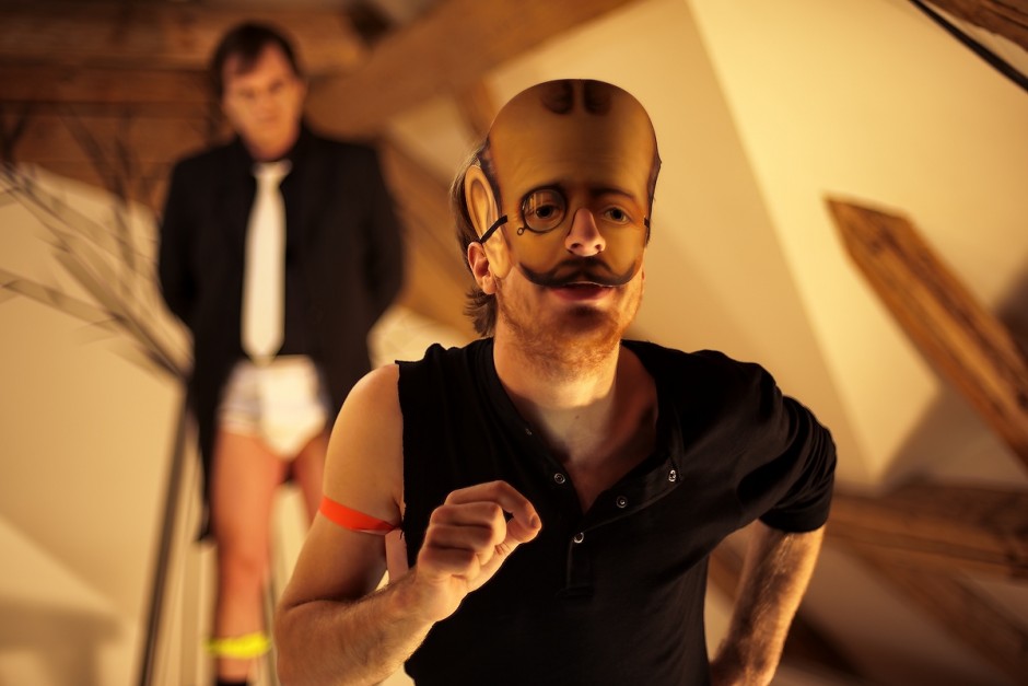 König Peter und Valerio, der Herr der Pappmaschinen